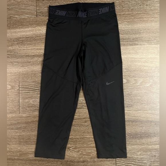 Nike Dri-Fit Capri Leggings with Logo Detail in Black Size Medium - Picture 3 of 5